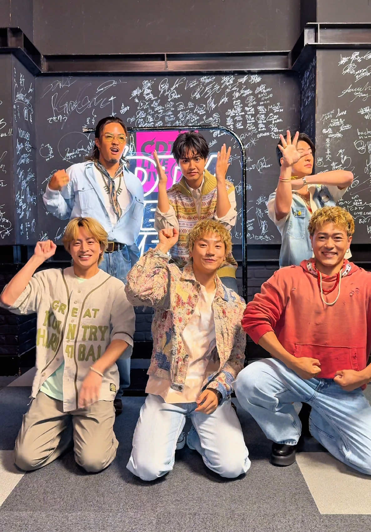 #GENERATIONS 全員で #MYGENE_challenge 🎸 ほぼ初見で踊っているメンバーもいますが...😂 #CDTVライブライブ ご覧頂きありがとうございました !! #MYGENERATION 沢山聴いてください😊 #GENE_MYGENERATION #巡り合うMYGENERATION #夜を支えて #JROCK #PRODUCE6IXCOLORS