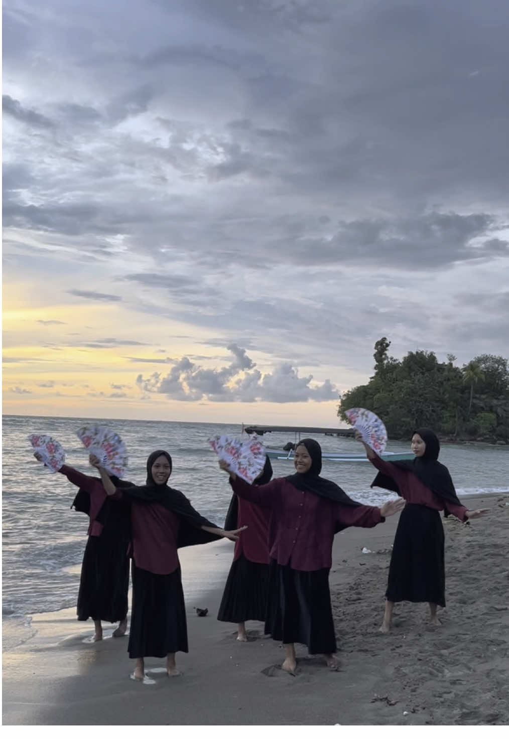 Tarian Bugis 𝐁𝐮𝐥𝐮’ 𝐀𝐥𝐚𝐮𝐧𝐚 𝐓𝐞𝐦𝐩𝐞✨ #bugis #taribugis #tari #bugissulawesi #fyp #fypp #sulselbugis #fyppppppppppppppppppppppp 