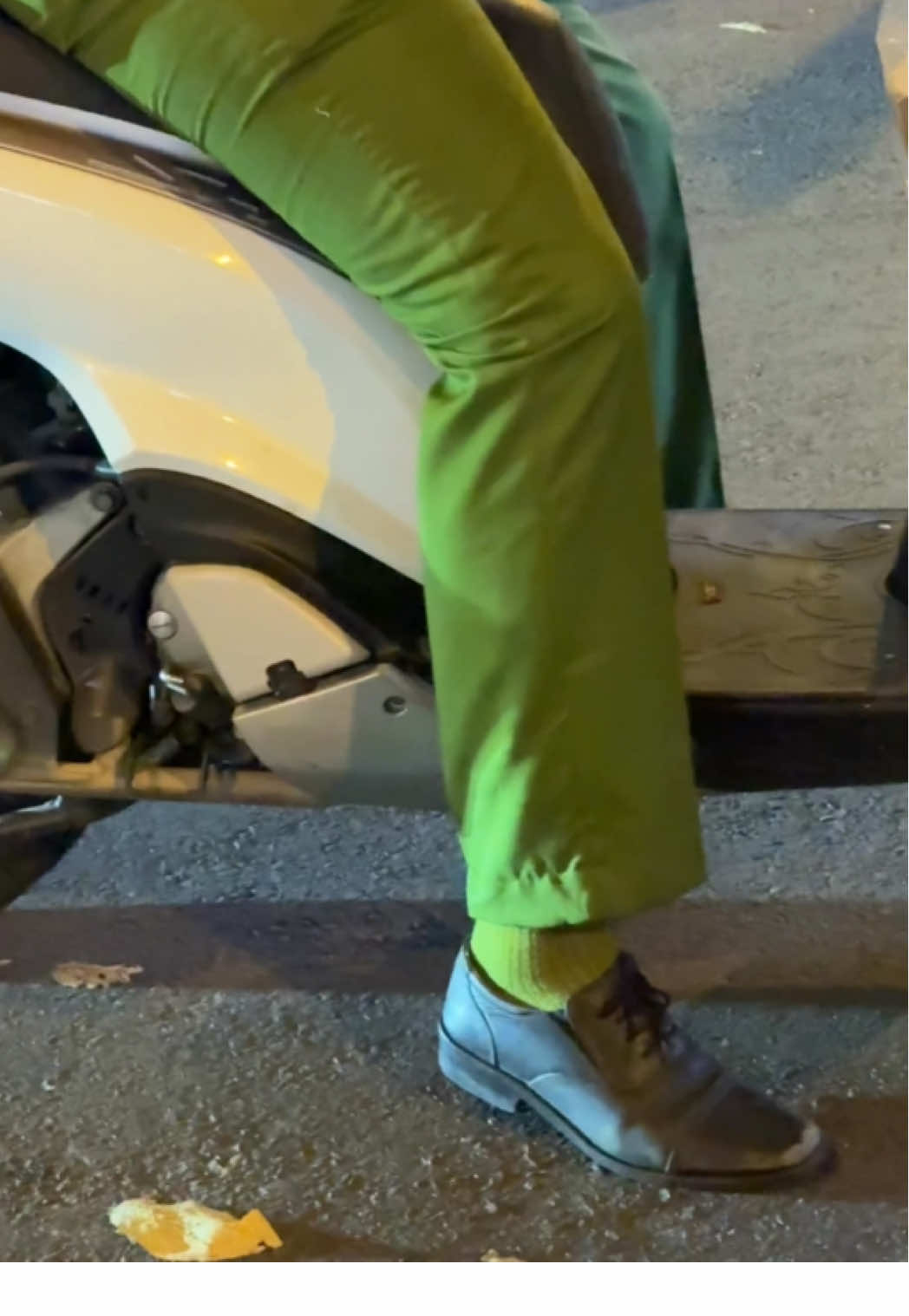 soi vớ #134 #sănvớ #gentlemanatplay #officeman #vớnam #gentleman #shoes #socks  vui lòng không bình phẩm về nhân vật trong clip. xem video săn vớ chính chủ tại X:  - tên X: Gentleman At Play - user: GAP_new2025