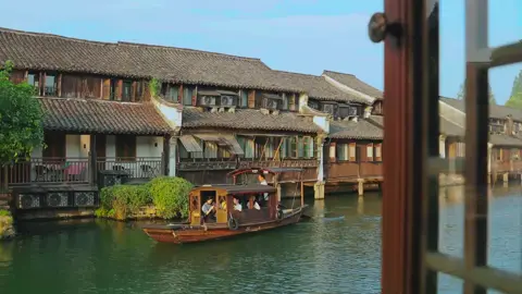 🌿Ô Trấn -Đệ Nhất Mĩ Cảnh Giang Nam 📍Ô Trấn - một trong sáu cổ trấn đẹp nhất ở phía Nam sông Dương Tử, Ô Trấn trải qua hàng nghìn năm, thuỷ trấn vẫn lưu giữ được cho mình nét mộc mạc và cổ kính, xứng danh là 
