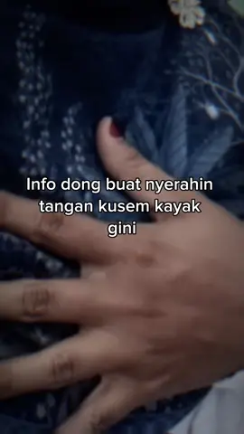 Info dong produk buat mencerahkan kulit tangan yang kusem banget kayak gini😔 Eh, gak jadi deh! Karena aku udah nemuin rahasianya sekaraaang🫣 Kamu udah punya belom? Atau mau pakai produk kayak punyaku juga? #jj #pencerahkulit #kulitkusam #drwskincare #fyp #viralvideos #testimony 