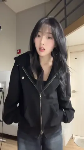 저는 길거리에 있었는데, 이제 집에 돌아와서 좀 더 편안한 옷으로 갈아입었습니다 ! ☺️ #실패하지 #fyp #koreangirl 