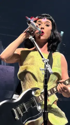 hot n cold is soooo nostalgic #katyperry #kp143 #lifetimes #lifetimestour #concert #fyp #foryou 