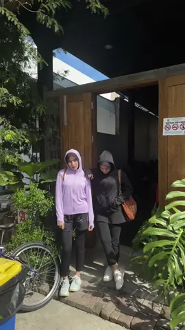 bentar ya bg kami pose dulu wk, jaket anti uv nya nyaman silahkan di co dikeranjang kuning sayanggg ‼️ #ootdolahraga #jaketantiuv #jaketolahraga #rokleggingolahraga #outfitolahragahijab #jaketsport 