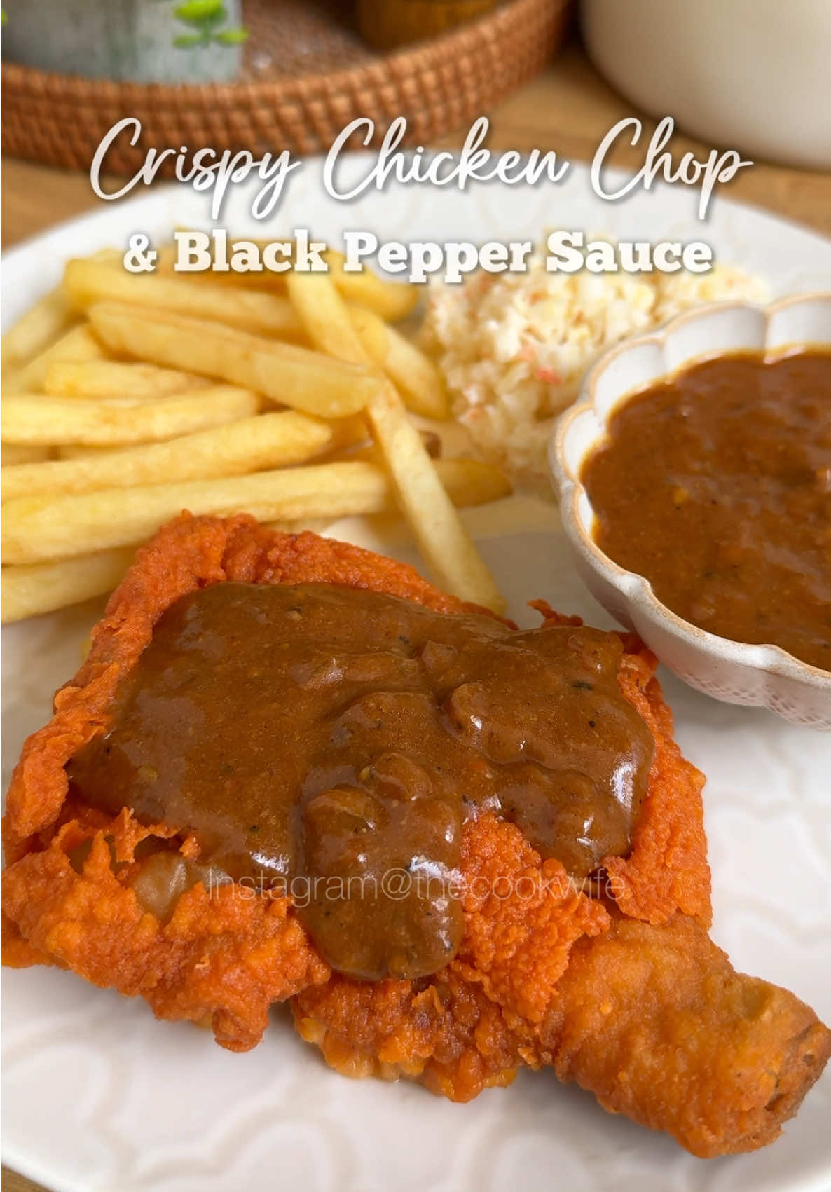 🍗CRISPY CHICKEN CHOP & HOMEMADE BLACK PEPPER SAUCE🍲 Buat sendiri je puas hati ikut selera sendiri🤗 Guna Tepung Ayam Goreng Pedas tambah pulak dgn My Suka All In One Seasoning dari @bonchefofficial memang complete rasa dah.. 🔅Bahan2 Sos Black Pepper🔅 🔹3 sb besar mentega 🔹1/2 biji bawang holland (potong dadu) 🔹1 sb tepung gandum 🔹1 sb lada hitam (tumbuk) 🔹1/2 sb sos tiram 🔹1 sb sos cili 🔹1 sb kicap lemak manis 🔹Air secukupnya (nak pekat nak cair) 🔹1-2 sb sos lada hitam 🔹My Suka All In One Seasoning 🔹1 kotak kecil Cooking cream 🔹1 sb Karamel masakan (untuk gelapkan warna sos) 🔅Bahan2 Chicken Chop🔅 🔹Ayam (beli siap2 potong) 🔹Tepung Ayam Goreng Pedas  🔹Air #mysuka  #bonchef  #tepunghotspicy #fyp #fypシ #fypシ゚viral #reseptiktok #resepisimple #resepimudah #resepi #masakanrumahan #chickenchop #blackpeppersauce #homemade 