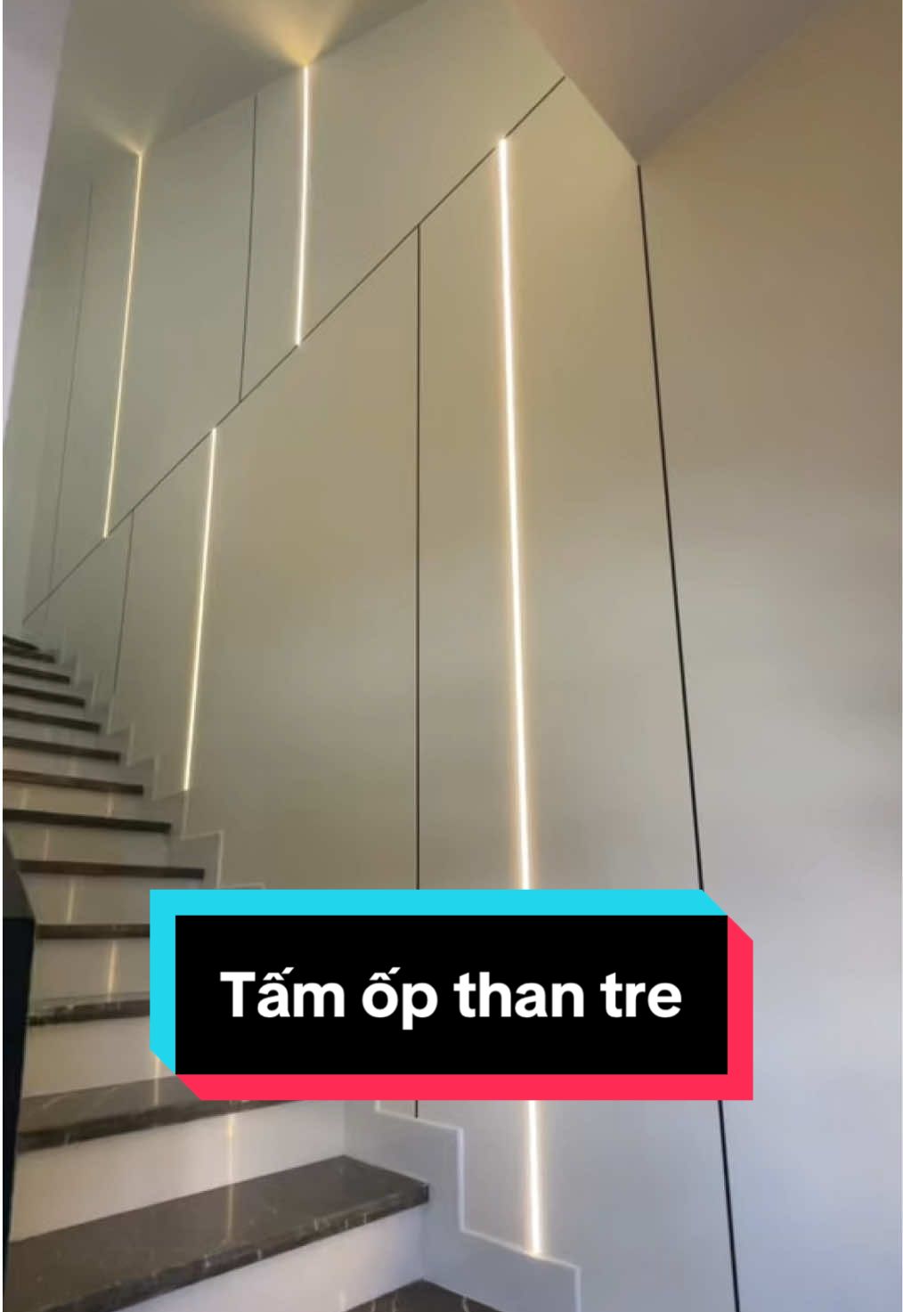 Trang trí vách TV và vách cầu thang bằng tấm ốp than tre. #NguyenTanDiem #DMFlooring #tamopthantre #tamthantre #lamsong #vachtrangtri #vachcauthang #tamoptuong #tamopnhua #decor #noithatdep 