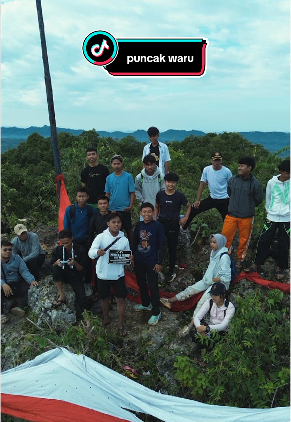 Titik tertinggi Pamekasan, Puncak Mahawaru 550 Mdpl.⛰️ lumayan effort naik kesini. izin @URROFI #enjoypamekasan #maduraholic #nature #djidrone #cinematic @enjoypamekasan @MADURAHOLIC 