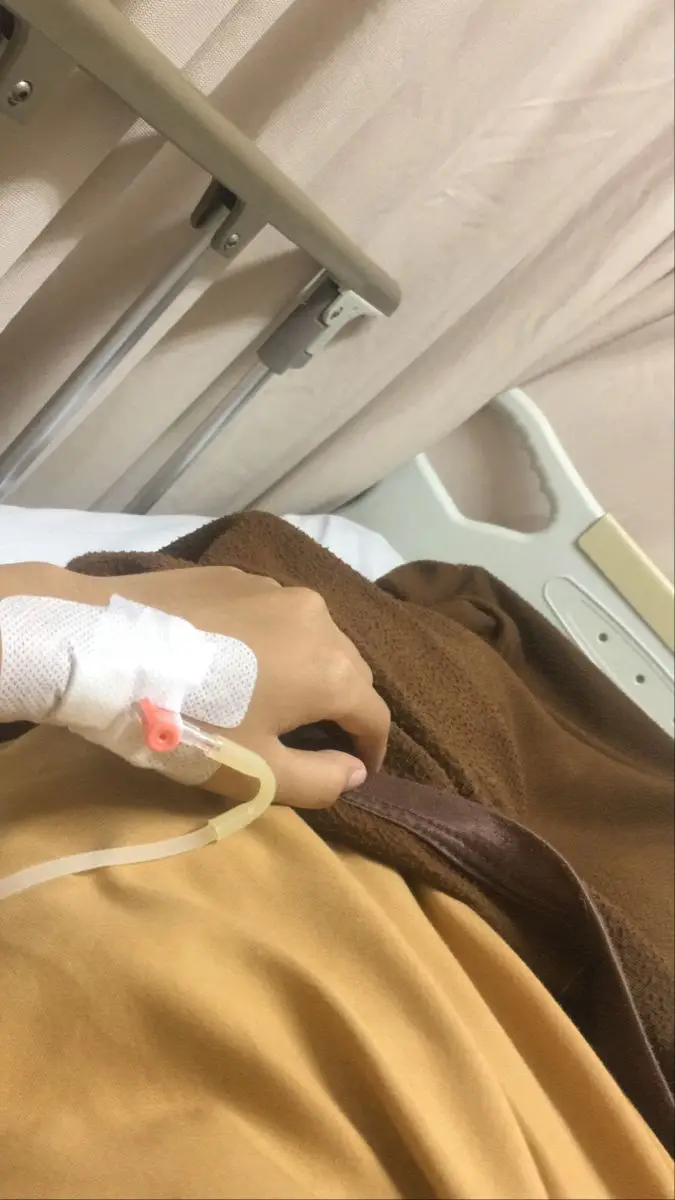 hanya bisa terbaring lemas dengan keadaan infus terpasang di tangan  #pasrahdengankeadaan 