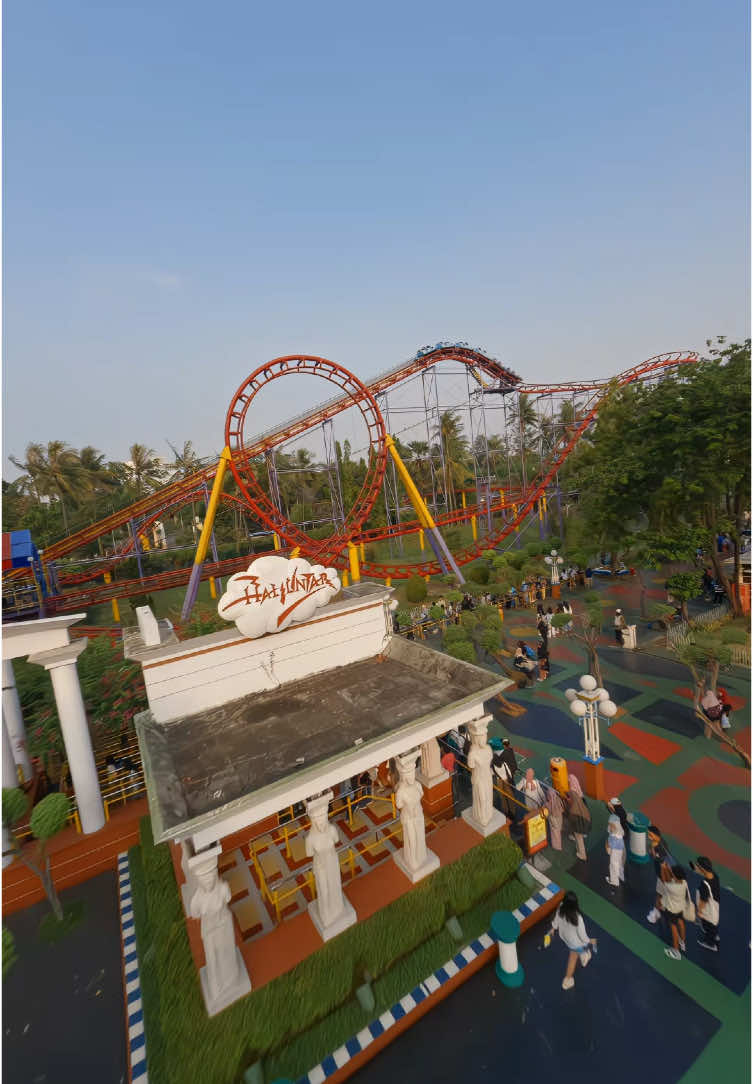 The atmosphere of the playground in the afternoon with the number of visitors at the end of the week 🎢🍃  Untuk terbang disini sudah mendapatkan izin khusus terlebih dahulu. ‼️ . #dufan #dufanancol #ancol #dronefpv #cinematic #droneshots #roller #playground #entertainment #gopro #fpv #jkt 