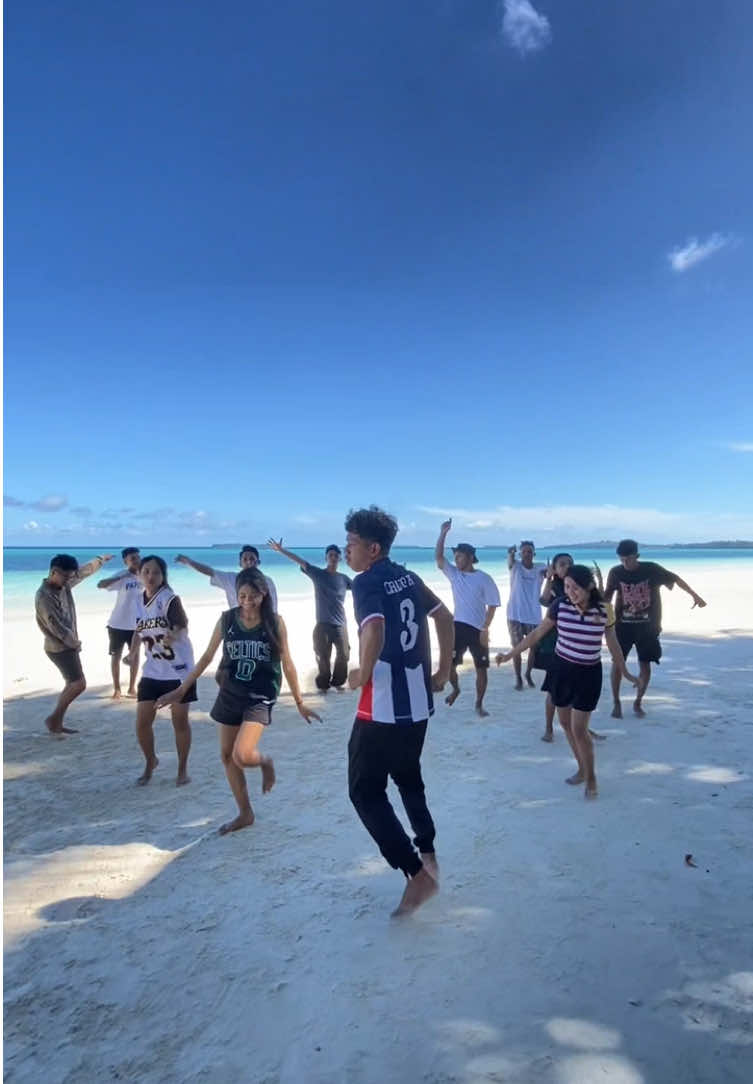 Orang ke 3 bermain 🕺🏽 dc : us @Juan Reza #official_genas #2025 #keiisland #ngurbloatbeach 