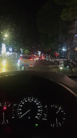 Những cơn mưa bên ngoài ô cửa kính, những dòng người lướt qua. Lặng lẽ 1 góc ngắm nhìn phố núi Pleiku trong mưa. #pleiku #81gialai #pleiku_gialai 