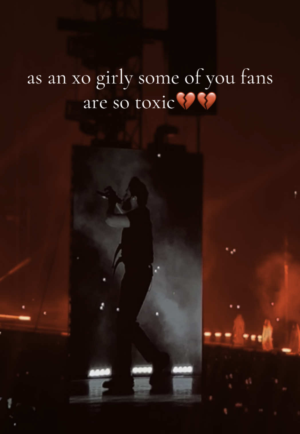 i understand the disappointment and want for older songs. but if his setlist makes you want to sell your ticket you probably shouldn’t have bought one in the first place !! don’t hate on him it was only the first show of this tour✨❣️ this was vegas 2022 #theweeknd #tour #afterhourstildawnstadiumtour 