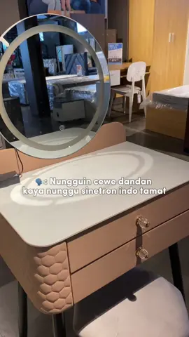Kesenengan dandan soalnya meja riasnya lucu plus estetik 🎀✨ Teruskan make up an mu itu girls! Kita harus selalu tampil rapi dan cakep pokonya  🙌🏻🌸 #dressingtable #aesthetic #furnice #furniture #fyp #viral #mejarias #pink