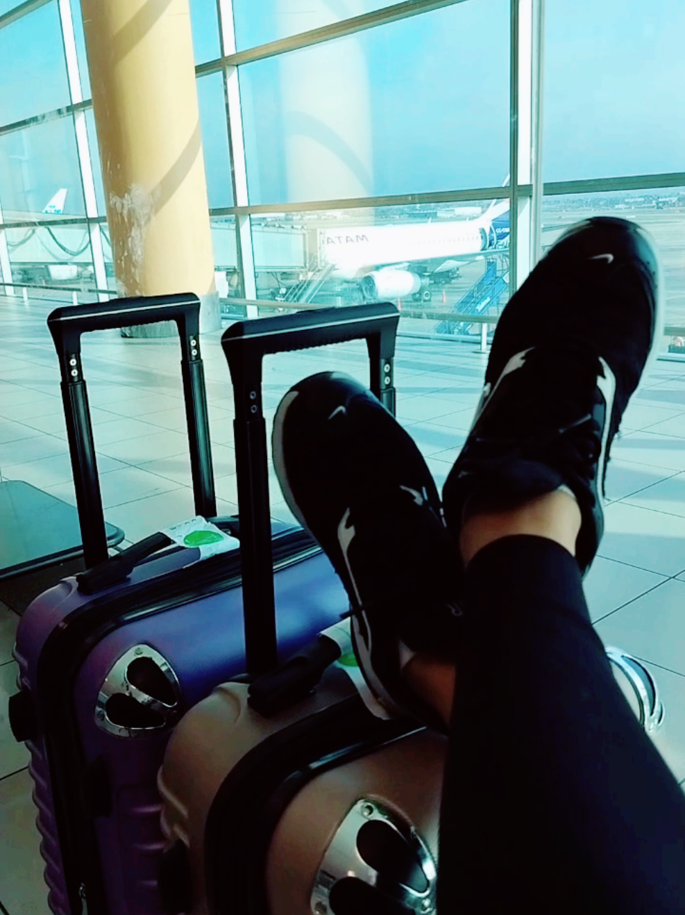 Yo me voy Adiós, me fui y no me importa 🧳🧳🛬🛬 #avion #evita#luisfonsi  #aeropuerto_jorgechavez #turismo #cusco_peru🇵🇪 #maleta #vaciones 