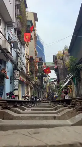 Không có tiền,hãy làm người tốt,có đủ điều kiện rồi,hãy làm điều tốt.Nếu không thể vá trời lấp biển,thì chỉ cần làm một người tử tế là được 