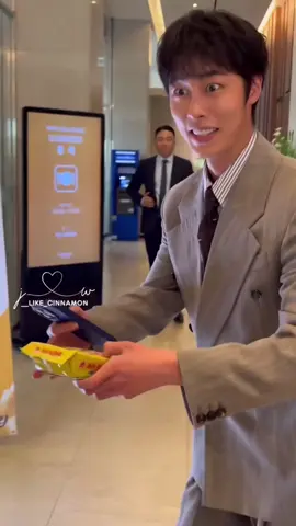lee jaewook meeting his fans at 'dear hongrang' press conference today via __like_cinnamon and jwith on 𝕏 ♥︎  #이재욱 #leejaewook #dearhongrang #tangeum 
