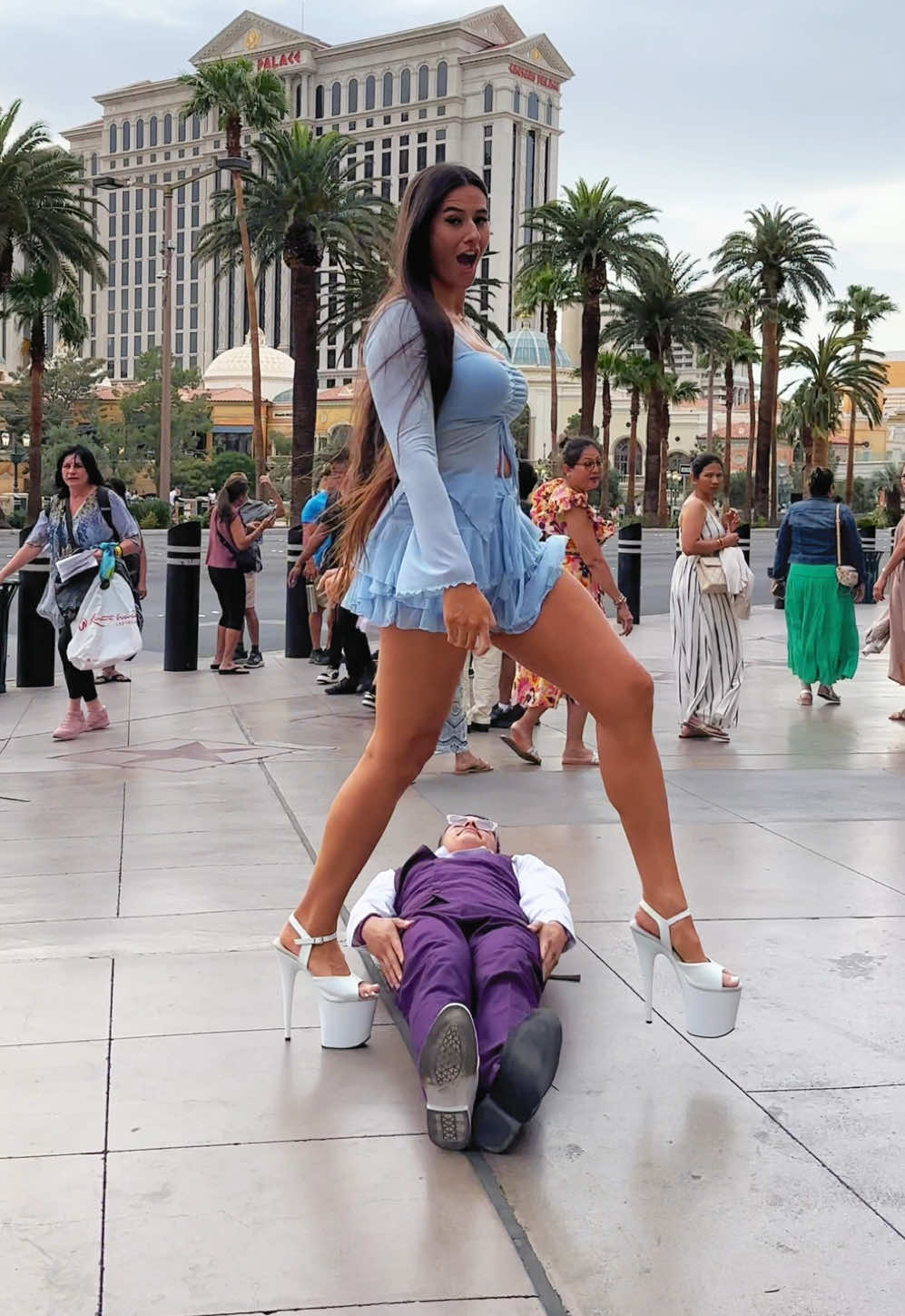 Replying to @Ramsha_here Lombriz with tallest woman! @Marie Temara 🪱😱💃🏼 #lombrizsando #lasvegas #fypシ 