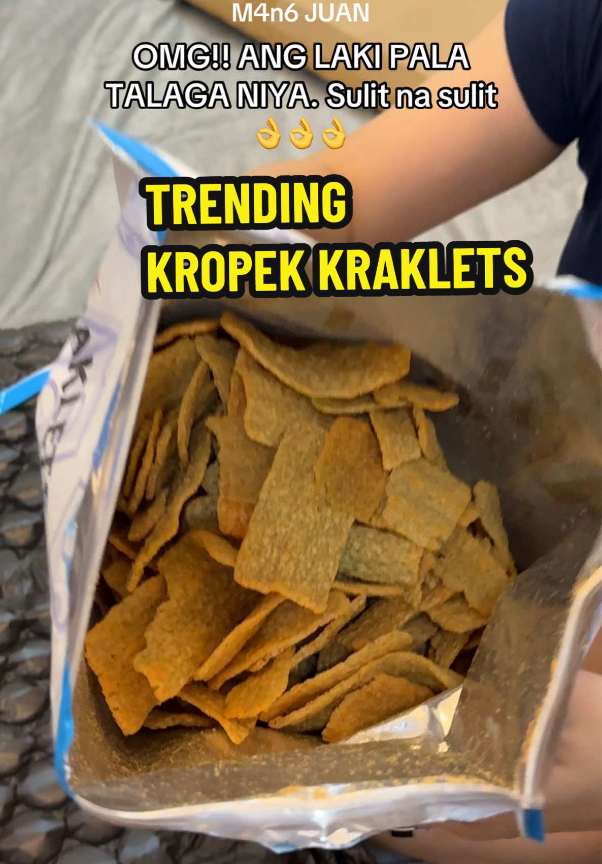 Kaya pala trending itong Kraklets Kropek na to kasi ang sarap talaga at super laki!! Sulit na sulit 👌😋🤤 #kraklets #oksnackskraklets   #kropek #sourcream #snack #mukbang #asmr #food 