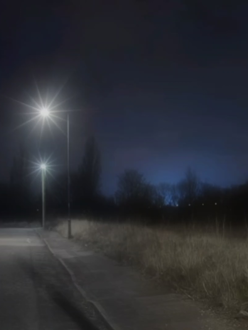 Song: Mother Mary - Mr.Kitty แนวเพลง: Darkwave / Synthpop / Electronic Goth . . . เพลง Mother Mary ถ่ายทอดความรู้สึกเจ็บปวด ละอาย และสับสนของผู้พูด ที่เหมือนกำลังสารภาพหรืออ้อนวอนต่อ “แม่พระ” ในเชิงสัญลักษณ์ ไม่ว่าจะหมายถึงสิ่งศักดิ์สิทธิ์ ความรักที่บริสุทธิ์ หรือใครสักคนที่เคยเป็นที่พึ่งพิง เนื้อเพลงสะท้อนถึงความผิดที่เคยกระทำ ความปรารถนาให้ใครสักคนให้อภัย หรือเข้าใจความเจ็บในใจเขา พร้อมกับภาพของความสูญเสีย เมื่อคนที่รักไปอยู่กับใครอีกคน เหมือน “สวรรค์ล่ม” ในขณะที่เขาต้องยืนอยู่ลำพัง ท่ามกลางบาปและความว่างเปล่าในหัวใจ #แปลเพลง #songs #lyrics #lyric #MrKitty