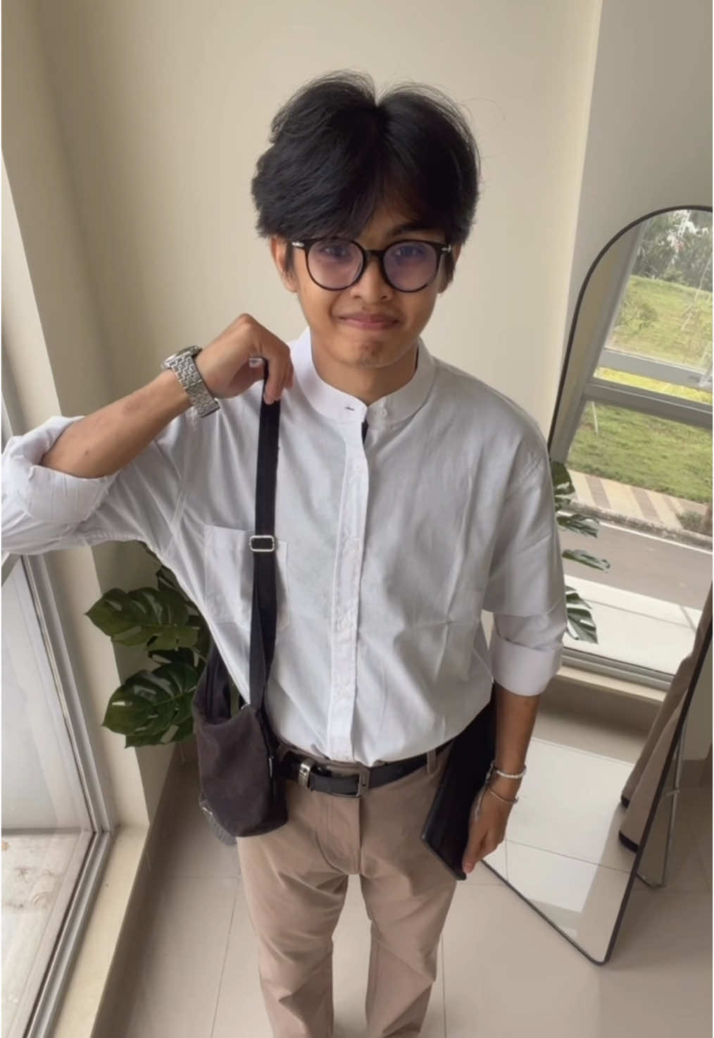 Butuh inspirasi OOTD ngantor yang santai tapi tetap keliatan rapi dan profesional? Nih, gue spill gaya ngantor ala Gen Z versi Broodis ✅ Bahan adem & nyaman ✅ Model kekinian, tapi tetap sopan ✅ Cocok buat kerja, meeting, atau ngopi abis jam kantor Simple look, minimal effort, tapi tetep keliatan niat. Wajib coba sih, biar kerja makin pede! #OOTDNgantor #RekomendasiOutfit #StyleGenZ #BroodisLook #KemejaPria #OutfitKerja #KemejaSantaiRapi #TikTokFashion #FYP