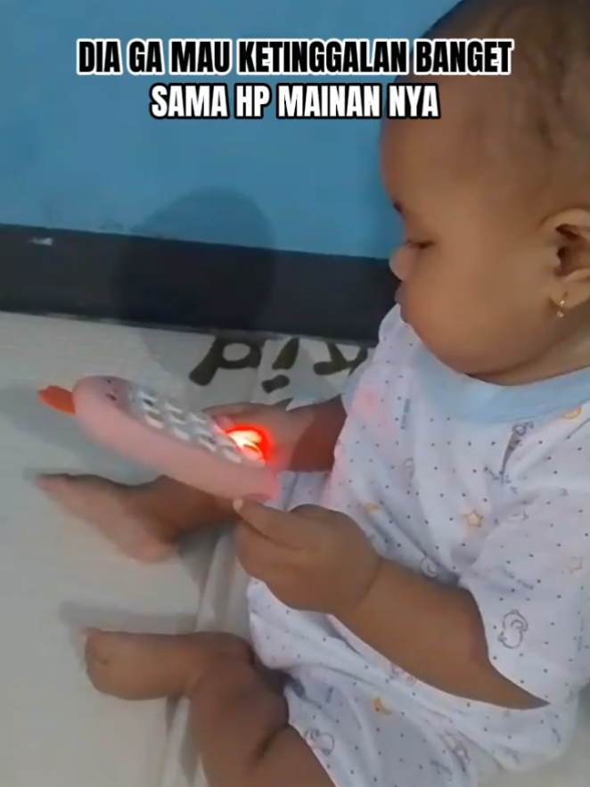 Daripada hp beneran si kecil mending kasih ini #hpmainan #mainananak #mainanviral #mainanbayi 