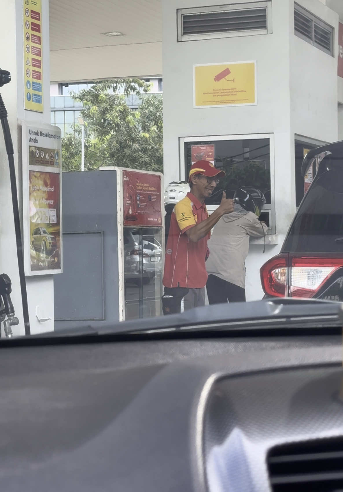 Salut sekali dengan @shell Indonesia mempekerjakan disabilitas, salut juga sama masnya yang meskipun punya keterbatasan, tetap semangat bekerja🥹❤️ #fyp #heartwarming