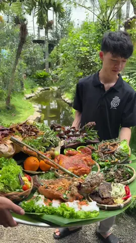 Mẹt rừng tây nguyên của khách trưa nay bên e ạ 🥰 với toàn bộ là những nguyên liệu đặc sản mang đậm chất tây nguyên như , rắng bông súng , rắn mối , dế , gà đồng bào , ốc bưu , chim cút , lươn ,bò 1 nắng muối kiến vàng , cá lóc qoay , và đi kèm mẹt tây nguyên là 1 lẩu xương đuôi xáo măng nóng hổi ạ🤤 #xuhuongtiktok #tiktok #vairal #trending #hottrend #amthuc #taynguyen #dacsan #daklak #buonmathuot #gongardenbuonmathuot 