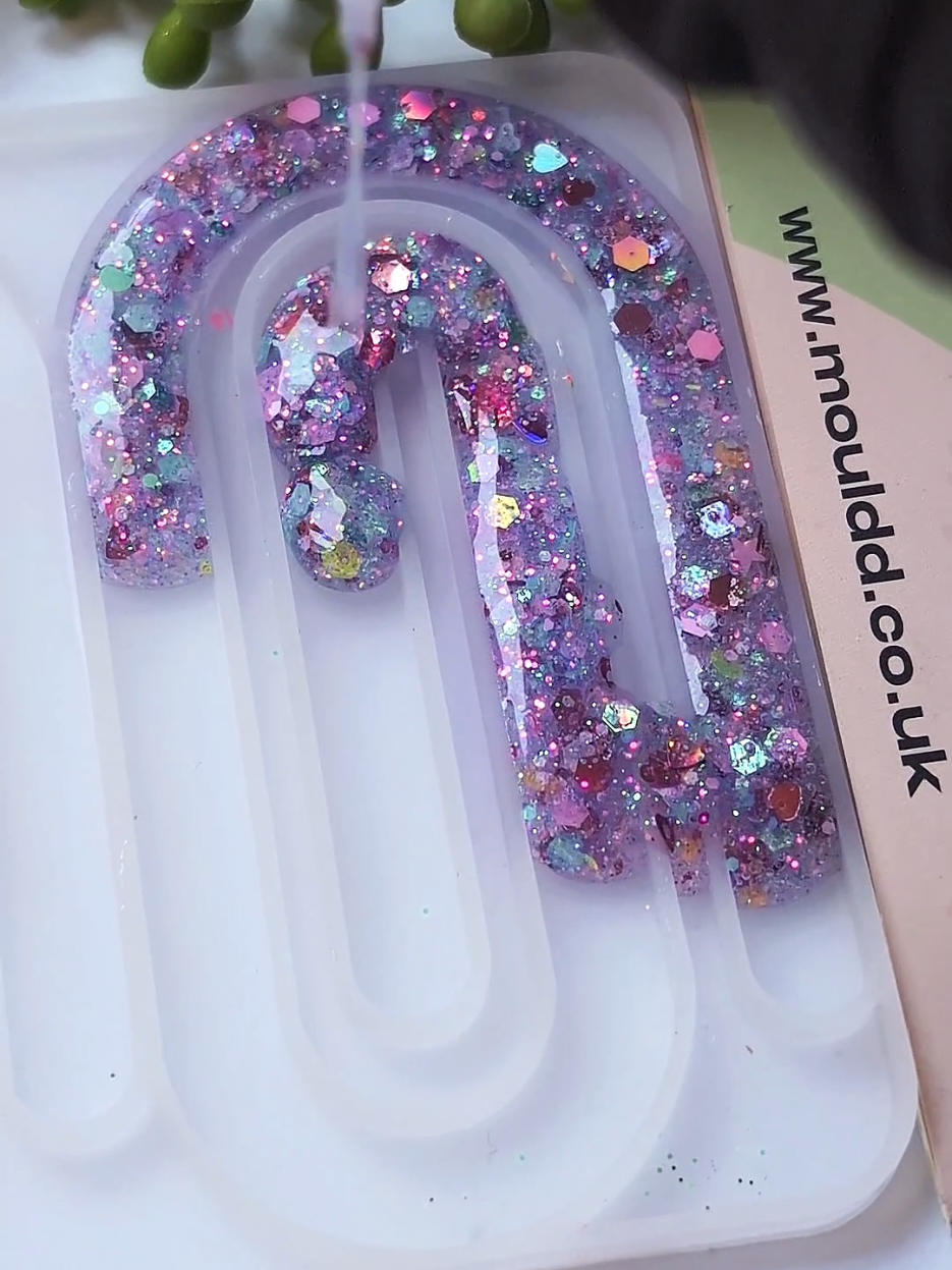 Did you guess? Apart from a messy pour lol Great end of term gifts  These paperclip book marks can be made in any colour way  My own glittermix using the limited edition purple glitz glitter  Using @mouldd_resin resin #teachergifts #bookmarks #bookworm #bookwormgifts #glittering #resin 