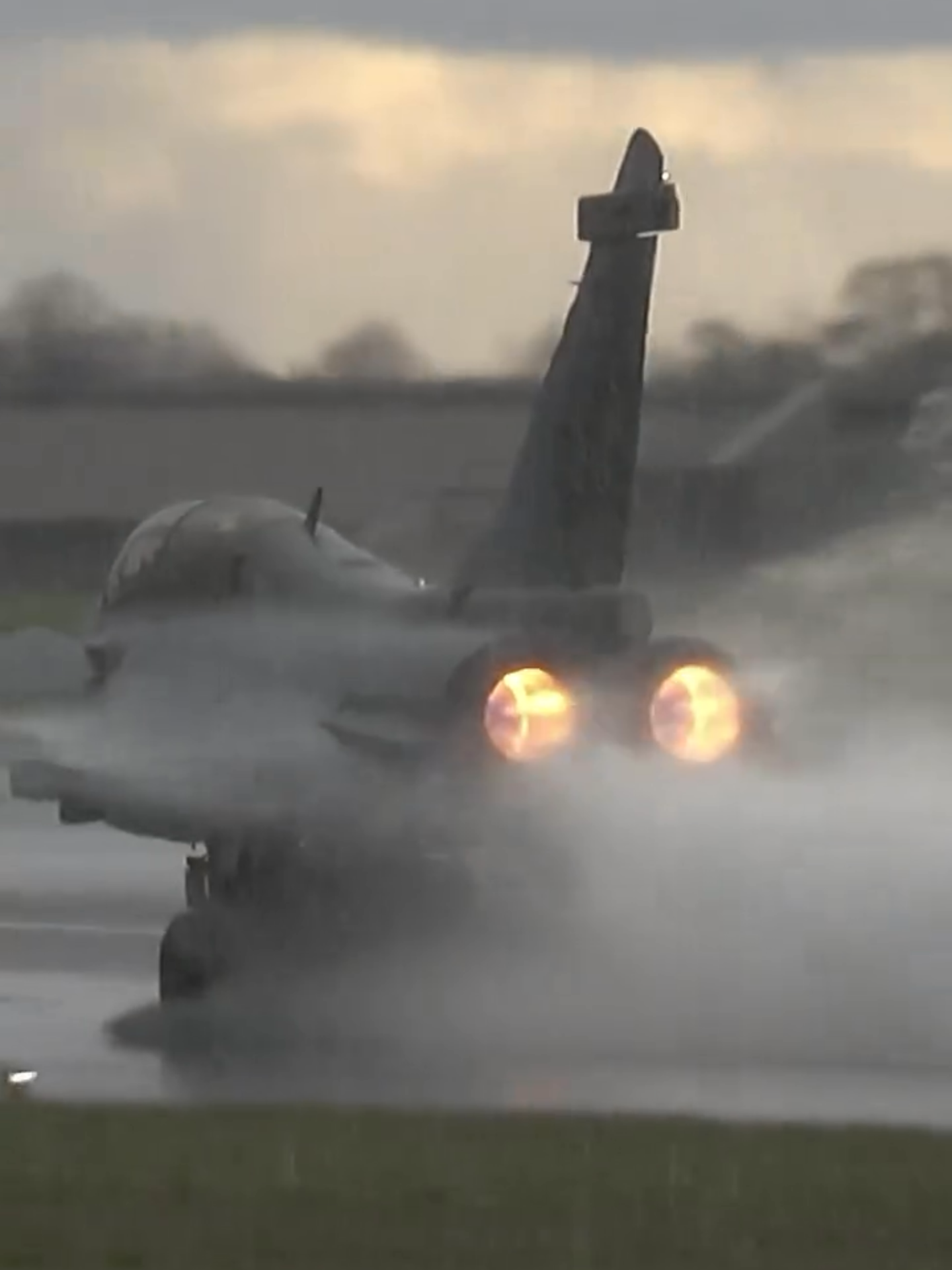 Dassault Rafale taking off in the wet from RAF Waddington. Video: turnnburnaviation (IG) #aviation #takeoff #avgeek #dassault #rafale #raf #uk #afterburner #airforce #military #militaryaviation #jetfighter #fighterjet #spotting #planespotting #rain #storm #jetblast #dassaultrafale #fyp #foryoupage #foryou #pov #pointofview #fpv #aeronews #uk #unitedkingdom