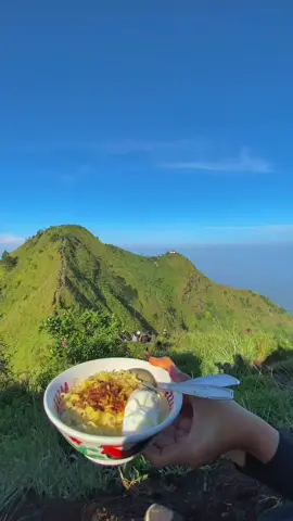 Indomie with view ⛰️🍃 #andongviapendem  #gunungandong  #gunungandongviapendem  #indomie  #view 