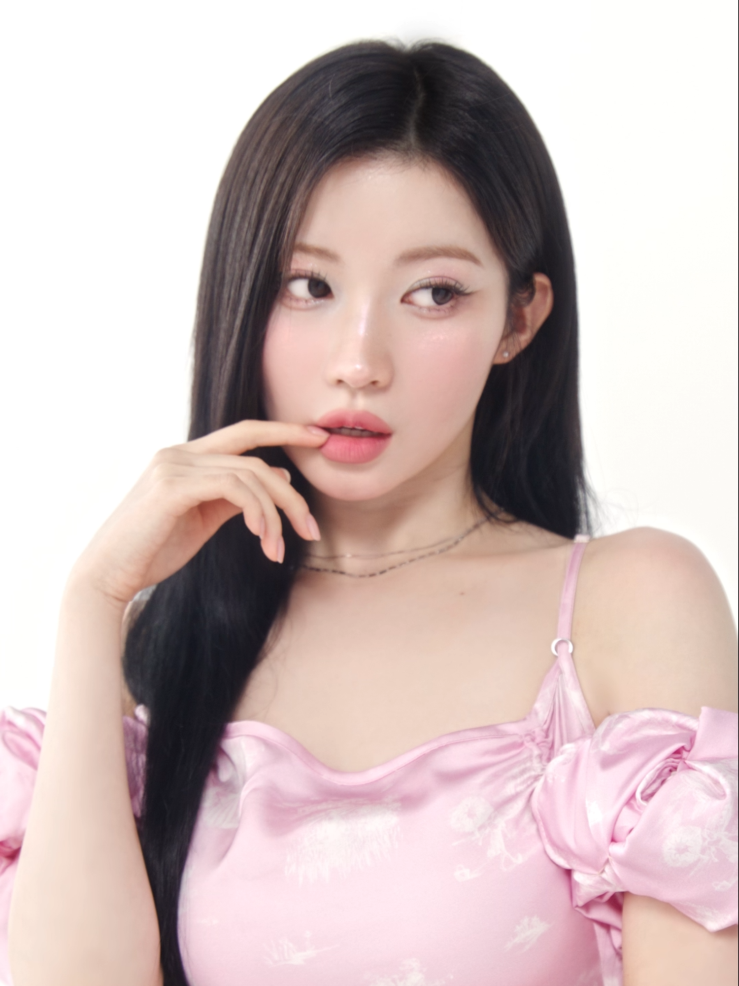 베이비몬스터 아사의 톤온톤 메이크업💗 with 𝗥𝗢𝗠𝗔𝗡𝗧𝗜𝗖 𝗕𝗟𝗨𝗦𝗛 Lip & Cheek🌷 04 플로라 𝙤𝙣 𝘾𝙝𝙚𝙚𝙠 05 로라 핑크 𝙤𝙣 𝙇𝙞𝙥 - BABYMONSTER’s ASA stuns in a dreamy tone-on-tone look with 𝗥𝗢𝗠𝗔𝗡𝗧𝗜𝗖 𝗕𝗟𝗨𝗦𝗛 𝘓𝘪𝘱 & 𝘊𝘩𝘦𝘦𝘬 🌷 04 Flora 𝙤𝙣 𝘾𝙝𝙚𝙚𝙠 05 Rora Pink 𝙤𝙣 𝙇𝙞𝙥 BABYMONSTERのアサのトーンオントーンメイク💗  with ROMANTIC BLUSH Lip & Cheek🌷    チークには04 フローラ 𝙤𝙣 𝘾𝙝𝙚𝙚𝙠 リップには05 ローラピンク 𝙤𝙣 𝙇𝙞𝙥    โทนเมคอัพของ ASA จาก BABYMONSTER 💗   ด้วย ROMANTIC BLUSH Lip & Cheek🌷  ใช้เบอร์ 04 Flora 𝙤𝙣 𝘾𝙝𝙚𝙚𝙠 และ   05 Laura Pink 𝙤𝙣 𝙇𝙞𝙥 #베이비몬스터 #아사 #BABYMONSTER #ASA #바닐라코 #로맨틱블러쉬립앤치크 #립앤치크 #BANILACO #RomanticBlushLipandCheek #LipandCheek #Lip #Cheek