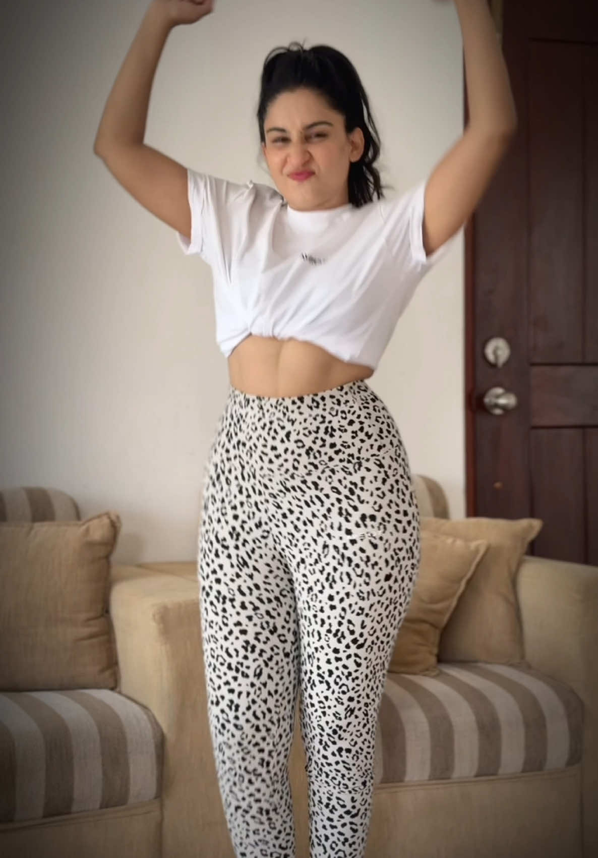 ලස්සනම gym fit එක මොකක්ද ?1/2/3/4  Outfits: @avendy   #pesh #peshgirl #gym #outfits 