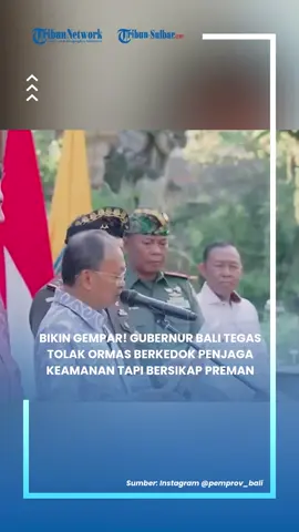 Download aplikasi berita TribunX di Play Store atau App Store untuk dapatkan pengalaman baru. TRIBUN-VIDEO.COM - Gubernur Bali Wayan Koster bersikap tegas terhadap kehadiran Organisasi Kemasyarakatan (Ormas) Gerakan Rakyat Indonesia Bersatu (GRIB). GRIB yang dipimpin Hercules saat ini sedang disorot, karena kiprahnya yang makin berani. Salah satunya membakar mobil polisi di Kota Depok, Jawa Barat, ketika polisi menangkap salah satu anggota GRIB. Melihat keganasan GRIB, Wayan Koster pun berupaya meredam. Caranya, menolak pendaftaran ormas GRIB jika diajukan Hercules. Pernyataan ini disampaikan Wayan Koster dalam pertemuan resmi pada Hari Purnama, Senin (12/5/2025), yang turut dihadiri oleh Ketua DPRD Bali, Pangdam IX/Udayana, Kapolda Bali, Kajati Bali, Ketua Pengadilan Tinggi Denpasar, Danrem 163/Wira Satya, dan Kepala BIN Daerah Bali. Koster menekankan bahwa hingga saat ini, sebanyak 298 ormas telah terdaftar resmi di Bali dan memegang Surat Keterangan Terdaftar (SKT). Ormas-ormas ini bergerak di berbagai bidang seperti sosial, budaya, kemanusiaan, kepemudaan, dan lingkungan. GRIB tidak termasuk dalam daftar tersebut. Sesuai Peraturan Pemerintah Nomor 58 Tahun 2016, setiap Ormas wajib melaporkan struktur kepengurusannya ke pemerintah daerah melalui Badan Kesatuan Bangsa dan Politik (Kesbangpol). Ormas yang tidak melakukan hal tersebut tidak diakui secara hukum dan dilarang beroperasi di wilayah Bali. Dalam pernyataannya, Gubernur Koster secara tegas menolak keberadaan Ormas yang bertindak di luar kewenangan dan menciptakan keresahan di masyarakat, apalagi yang menggunakan dalih menjaga ketertiban namun bertindak seperti preman. “Bali tidak membutuhkan kehadiran Ormas yang berkedok menjaga keamanan, tetapi justru melakukan kekerasan dan intimidasi,” tegas Koster. Ia menilai bahwa keberadaan Ormas seperti itu bisa merusak citra Bali sebagai destinasi wisata dunia yang aman, nyaman, dan damai. Menurut Gubernur Koster, keamanan di Bali telah ditangani secara memadai oleh institusi resmi seperti TNI-Polri, serta sistem berbasis adat yang dikenal dengan SIPANDU BERADAT dan BANKAMDA. Sistem ini melibatkan Pacalang, Linmas, Bhabinkamtibmas, dan Babinsa yang bersinergi menjaga keamanan hingga tingkat desa adat. Koster menegaskan bahwa Bali adalah daerah terbuka dan toleran terhadap warga pendatang. Namun, mereka diminta untuk berperilaku baik, produktif, dan menghormati nilai-nilai budaya Bali. Ia mengapresiasi bentuk paguyuban yang bersifat kekeluargaan seperti Paguyuban Sunda, Minang, dan Batak yang selama ini terbukti berkontribusi positif dalam pembangunan Bali. Dalam pernyataan bersama dengan unsur Forkopimda, Gubernur Bali menegaskan akan menindak tegas Ormas yang terlibat premanisme dan kriminalitas. Penindakan ini bertujuan menjaga ketertiban, keamanan, dan ketentraman masyarakat, sekaligus melindungi citra pariwisata Bali yang berbasis budaya dan berkualitas. Gubernur Bali mengajak seluruh elemen masyarakat untuk bersatu menjaga keharmonisan Bali, menolak kehadiran Ormas yang tidak sesuai aturan, serta membangun Bali dengan semangat gotong royong dan nilai-nilai kearifan lokal. https://video.tribunnews.com/view/828365/grib-bikin-gempar-gubernur-bali-tegas-tolak-ormas-berkedok-penjaga-keamanan-tapi-bersikap-preman Program: Short Tribun Sulbar Editor Video: Mapparessa Uploader: Mapparessa Sumber: Instagram (pemprov_bali) #bali #ormas #gubernur #tribunsulbar