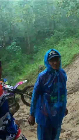 Ketika hujan malah Lucu, Tanjakan KTT Bendungan Tugu #ktttrenggalek #lucu #trail2025 #hujan #trabas #fyppppppppppppppppppppppp 