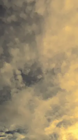 الغيوم لا تُبرر، لكنها تمطر… فبعض المشاعر لا تحتاج شرحًا، فقط صدقًا. Awan tak memberi alasan, tapi tetap menurunkan hujan begitu pula perasaan, tak selalu perlu penjelasan, cukup ketulusan. #arabic #arabicquotes #arabicsong #syairarab #quotesislami #foryou #quotes #xybca 