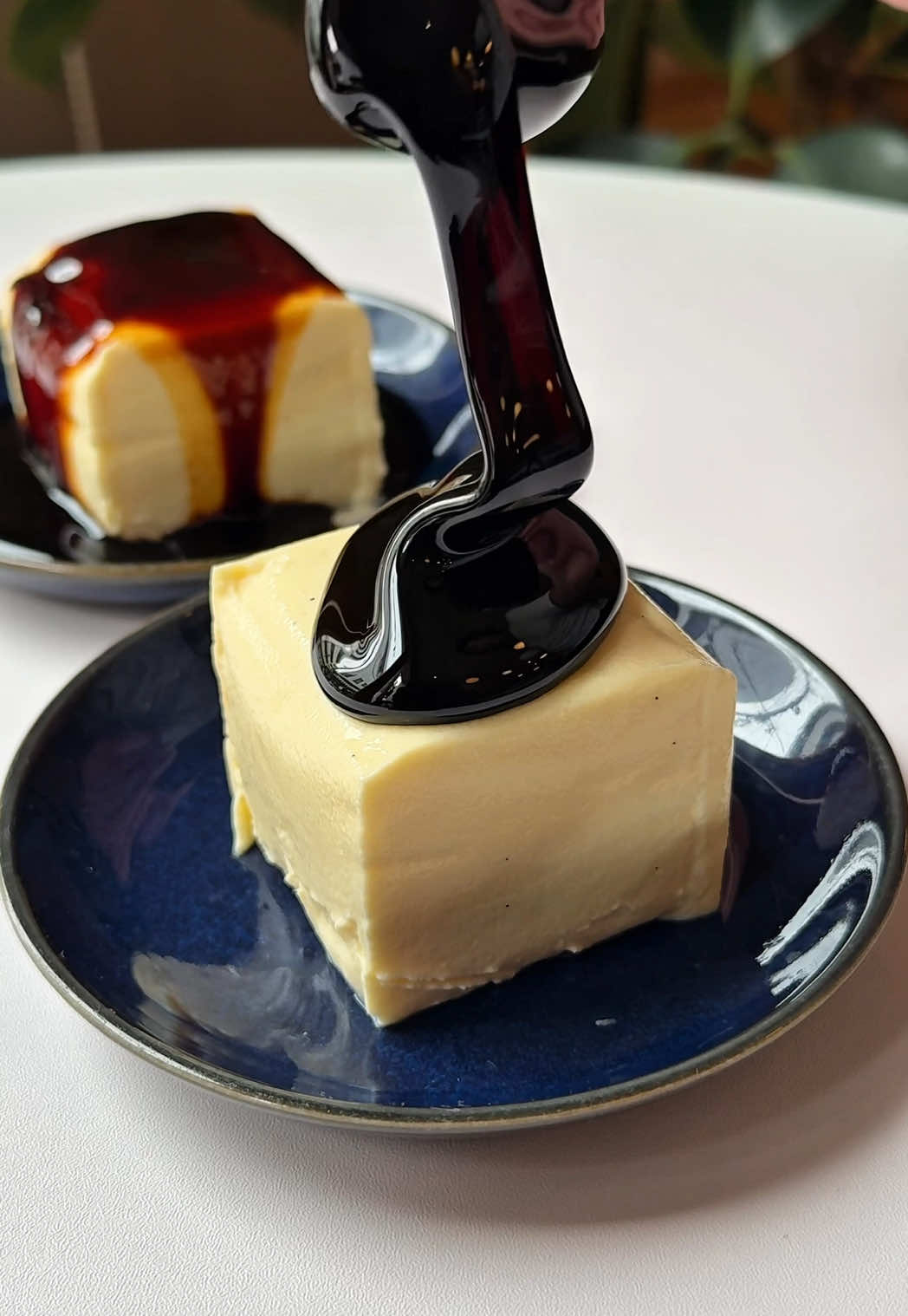 日本1濃厚なカラメルの四角プリン🍮 ほろ苦いカラメルが特徴のプリンで、珍しい形の甘めのプリンと相性抜群！注文してからその場でカラメルをかけて仕上げてくれるのも良い！ 期間限定のプリンもあるから、毎月行きたくなる💡 東京旅行では外せない。ご馳走様でした！ －－－－－－－－－－－－－－－ 動画の商品はこちら↓ 🍮カラメルプリン 600円 －－－－－－－－－－－－－－－ 🗾【店名】akim'p（アキンプ） 📍【住所】東京都墨田区業平4-8-7 1F 💤【定休】月曜日 ⏰【営業時間】11:00 〜 18:00 💰【料金】600円〜 －－－－－－－－－－－－－－－ \ Japan’s richest caramel square pudding!? / Bittersweet caramel poured fresh on top — right when you order! This square-shaped pudding is sweet and creamy, and the bold caramel balances it perfectly. They even offer seasonal limited-edition flavors, so you’ll want to come back every month. If you’re in Tokyo, this is a must-visit. Thanks for the treat! －－－－－－－－－－－－－－－ 🍮 Caramel Pudding – ¥600 【akim’p】 📍 1F, 4-8-7 Narihira, Sumida-ku, Tokyo ⏰ 11:00–18:00 / Closed Mondays 💰 From ¥600 #東京グルメ #東京 #押上グルメ #Japanesefood #japanfood #japantrip #japantravel #tokyo 