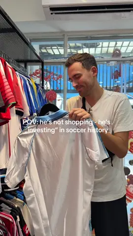 I‘m just here to hold the bags! @m.hagenah18  #vietnam #trikot #Soccer #boyfriend #kavinsports #jersey #football #market #hochiminhcity #fyp 