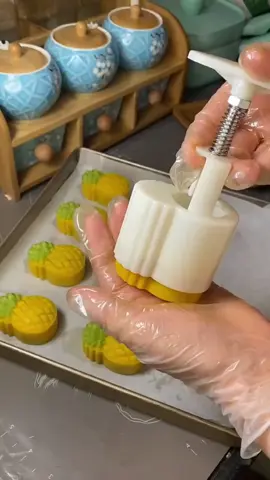 Cetakan ini dapat dengan mudah membantu Anda membuat kue bulan nanas🥮🍍#fypage #dapur #kue #fyp 
