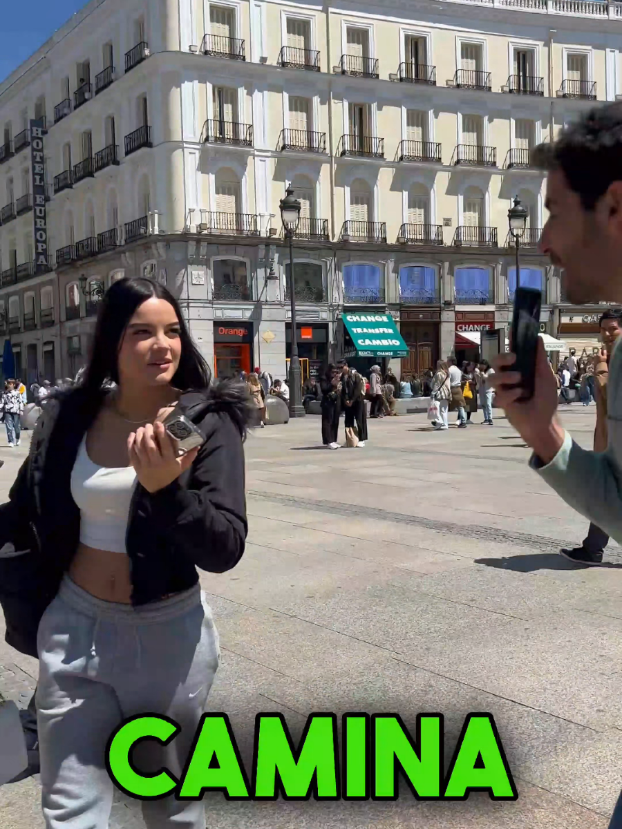 Camina... Sigue la canción de Efecto Pasillo Pan y mantequilla. Cantando por la calle. #panymantequilla #efectopasillo #idontspeakspanish #cantandoporlacalle #queopinanporlacalle 