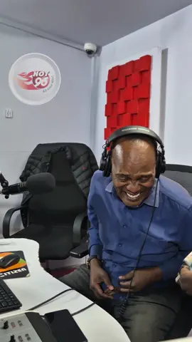It's the irony in the person singing the song 🤣🤣 @Jeff Koinange you gotta know when to fold them 😅😅 @Patrick Igunza Official  #JeffAndIgunzaOnHot 