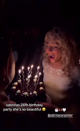 i’m really loving this hair on her 😩 emma chamberlain and logan lerman in the back ❤️ #sabrinacarpenter 