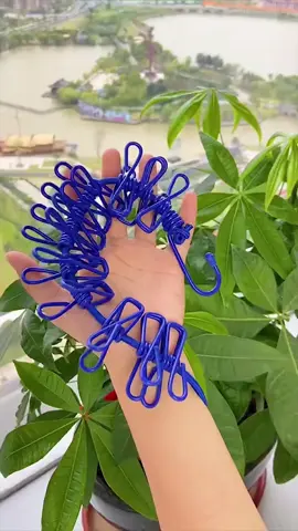 Từ khi có dây phơi đồ có giá treo tích hợp này, tôi không còn phải lo lắng về việc không có chỗ treo quần áo hoặc quần áo bị gió thổi bay nữa.#tiktok #shoppingonline #treoquầnáo #ngoàitrời #dâythừng #Làmkhôquầnáo