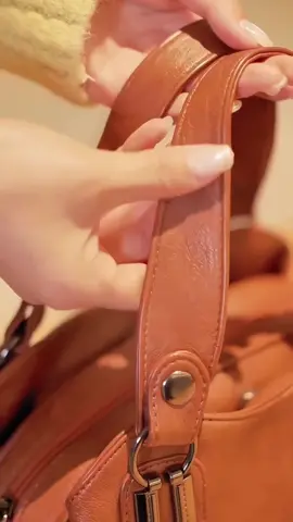 เบาสบาย แต่สไตล์ไม่ตก! 🌟 จำนวนนับได้ ซื้อก่อนหมด! #กระเป๋าเบาๆ #แฟชั่นใหม่