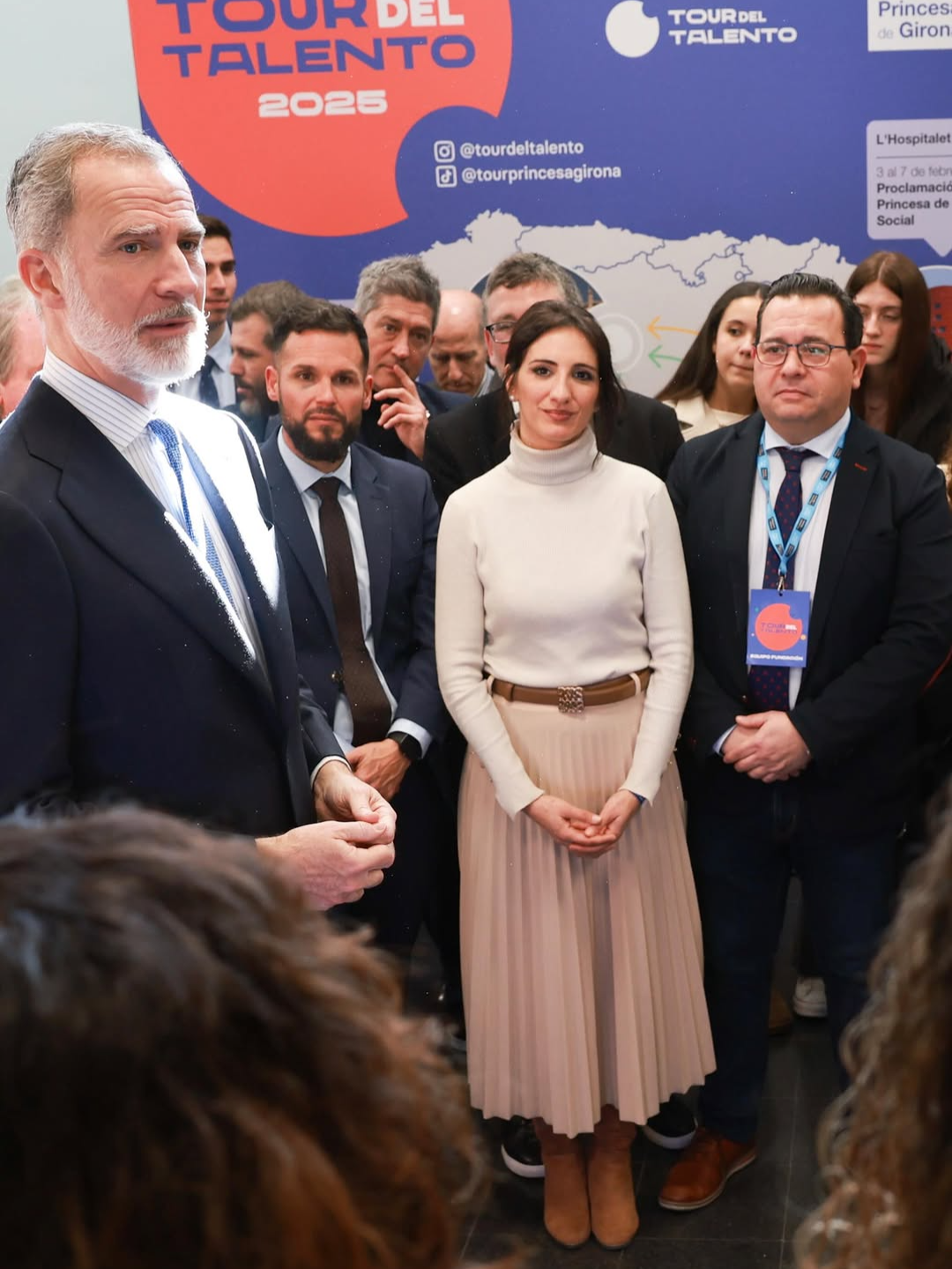 Encuentro de Su Majestad el Rey con estudiantes del Colegio Larrodé de Catarroja y de la Universidad de Valencia que forman parte del ‘Plan de Intervención’ de la Fundación Princesa de Girona en la Comunidad Valenciana tras las inundaciones de la DANA. #ReyFelipeVI #CasaReal #PremioPrincesaDeGirona #PremioSocial #TalentoJoven #LHospitalet #Barcelona #España