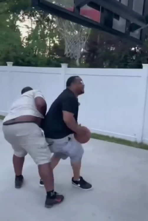 Funny basketball fail 🏀🤣🤣 #funny #basketball #fails #funnyvideos #fyp #foryou #omg #viral #viralvideo #haha #happy #usa 