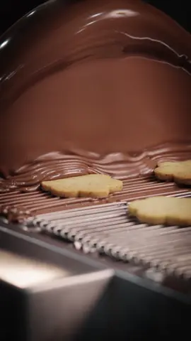 Chocolate made with biscuit? Now that’s a match made in snack heaven 🍫🍪 حين تجتمع الشوكولاتة مع البسكويت، تولد لذّة لا تُقاوم 🍫🍪 #chocolatecreations #biscuit #chocolate #dubaichocolate #dubaichocolates