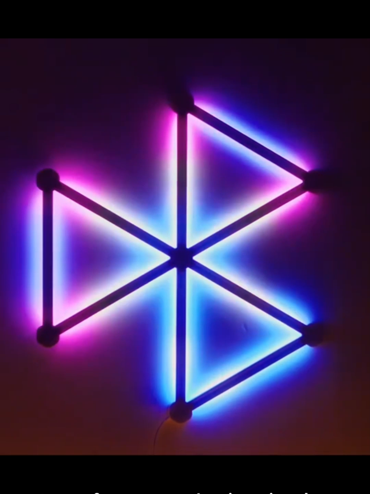 Tu setup/espacio PIDE ESTO! 🔥 Olvida las luces aburridas. Estas luces modulares no deslumbran, solo crean AMBIENTE épico en tu pared. ✨ Diseña la forma que quieras y flipa con el resultado! ¡La mejora visual que necesitas YA! Consíguelas fácil aquí 👉 LINK EN LA BIO #setup #gamingsetup #escritorio #roommakeover #homedecor #iluminacion #ledlights #rgb #lucesled #ledmodular #ambientelights #decoracion #aesthetic #tiktokmademebuyit #gadgets #tecnologia #productosamazon #productostemu #innovacion #musthave #parati #fyp #viral #decolovers #iluminaciondecorativa
