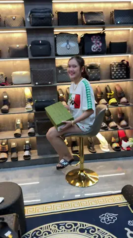 Tiền không mua được tất cả, nếu thiếu tiền gần như mất tất cả... trong đó có cả dép này #thoitrangnam #benhu65shop #tuihanghieu #aothunhottrend #dephanghieu 