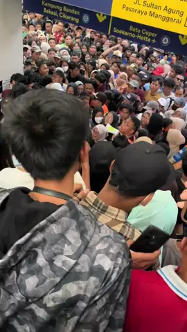 stasiun tersibuk kayanya nihh #manggarai #jakartacity #krlcommuterline 