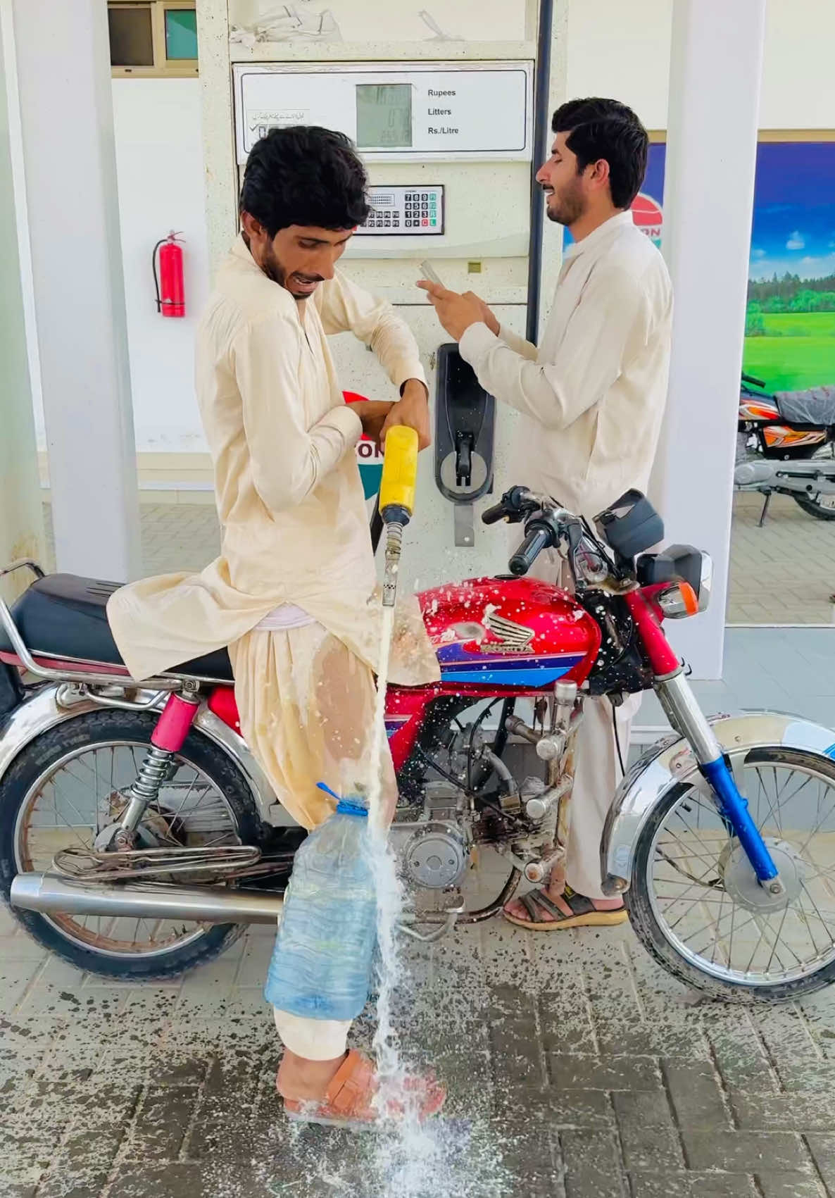 Petrol Ki Chori Kasy Hovi🥺 #teammts #funny #shorts #shahzadayoub4 #fiazfk #teamlofi2 #shahzadextra #foryou #fypシ #trending #mrbeast #mrbeastchallenge #dilshadayoub02 #short #teammk #indiatiktok #fun 